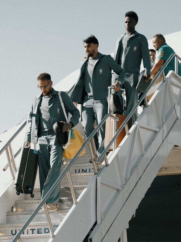 Delegação do Brasil desembarcando em Nova Jersey para a Copa do Mundo