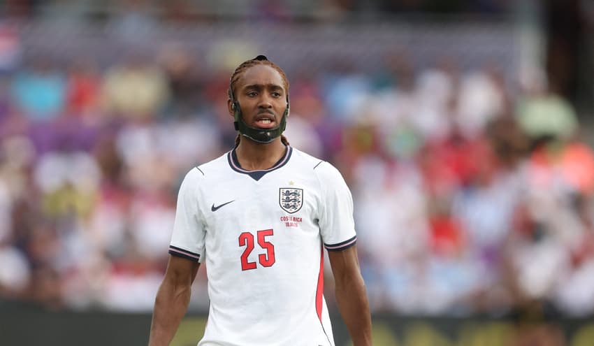 Djed Spence em ação pela Seleção da Inglaterra em amistoso preparatório para a Copa do Mundo (Foto: Richard Pelham/Getty Images/AFP)