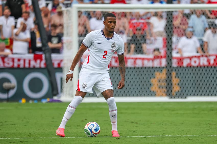 Ezri Konsa em ação pela Seleção da Inglaterra em amistoso preparatório para a Copa do Mundo (Foto: Alex Menendez/Getty Images/AFP)