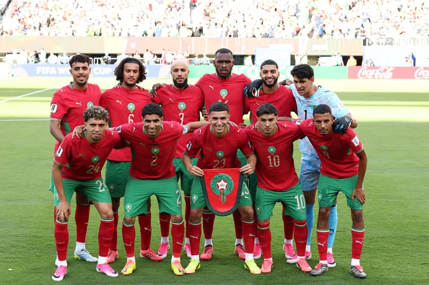 Seleção do Marrocos perfilada antes de estreia contra o Brasil (Foto: CHARLY TRIBALLEAU/AFP)