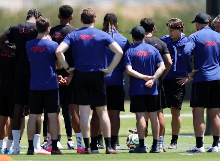 Jogadores e comissão técnica dos Estados Unidos conversam durante treino para a Copa