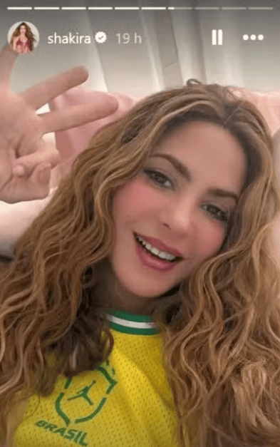 Shakira posta foto com camisa amarela do Brasil
