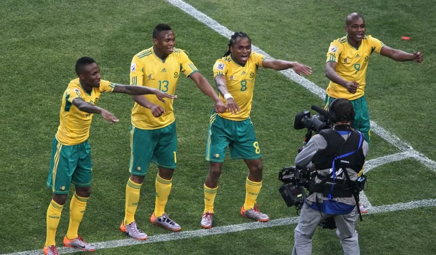 Há 16 anos, Tshabalala marcava gol de estreia da África do Sul na Copa do Mundo (Foto: Divulgação/FIFA)