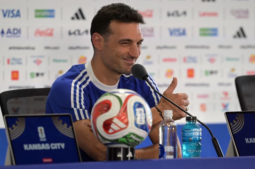 Técnico da Argentina, Scaloni faz sinal de positivo durante coletiva na Copa do Mundo