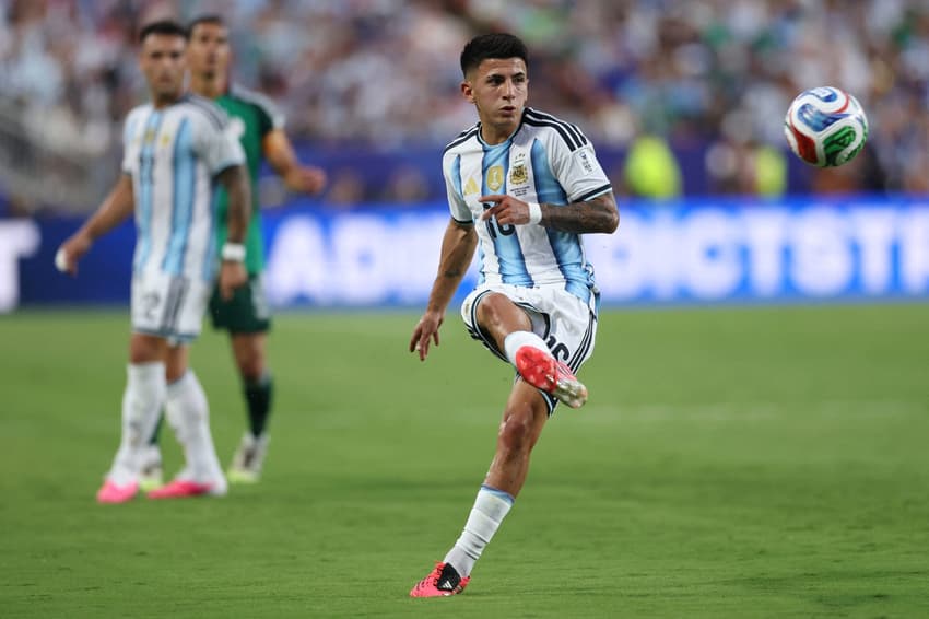 Thiago Almada em ação pela Argentina contra a Argélia na estreia da Copa do Mundo