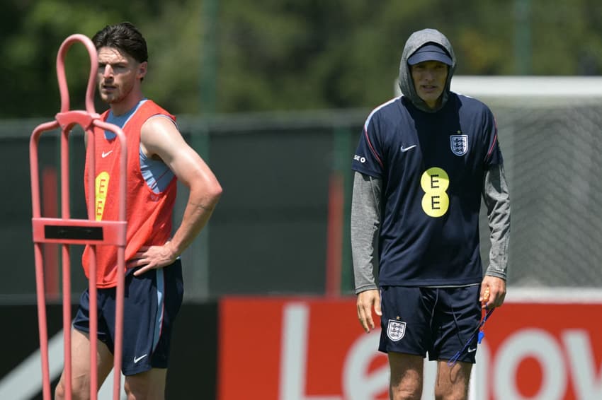 Thomas Tuchel observa treino da Inglaterra ao lado de Declan Rice