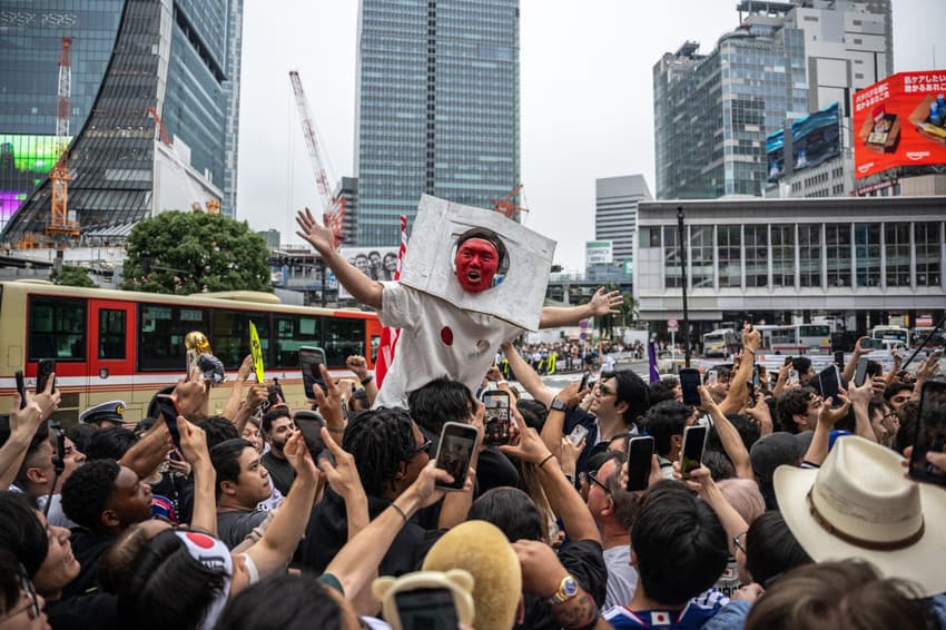 Torcedores do Japão reagem após a partida de futebol contra a Suécia pelo Grupo F da Copa do Mundo de 2026, no distrito de Shibuya, em Tóquio (Foto: Philip Fong / Afp)