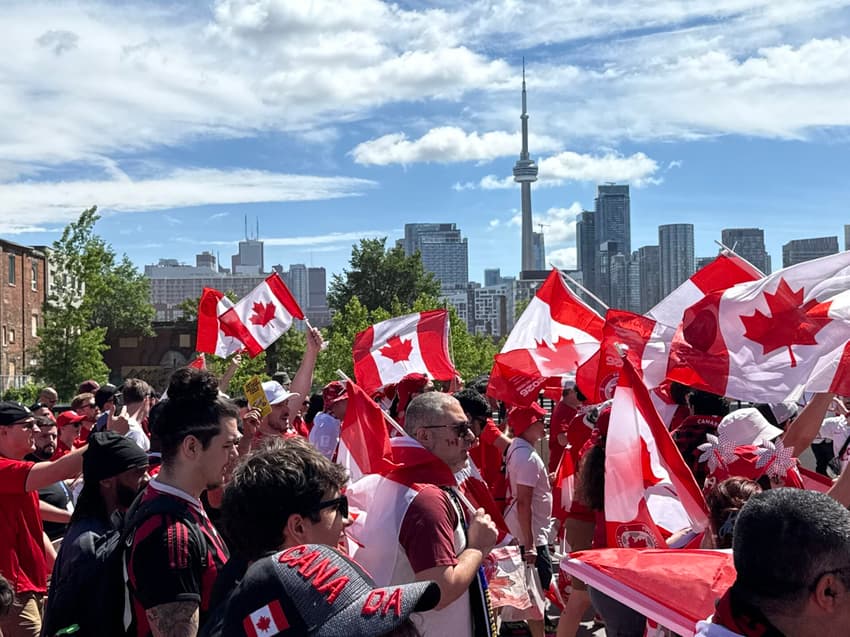 Torcida do Canadá faz festa em Toronto (Foto: Devin Heroux/X)