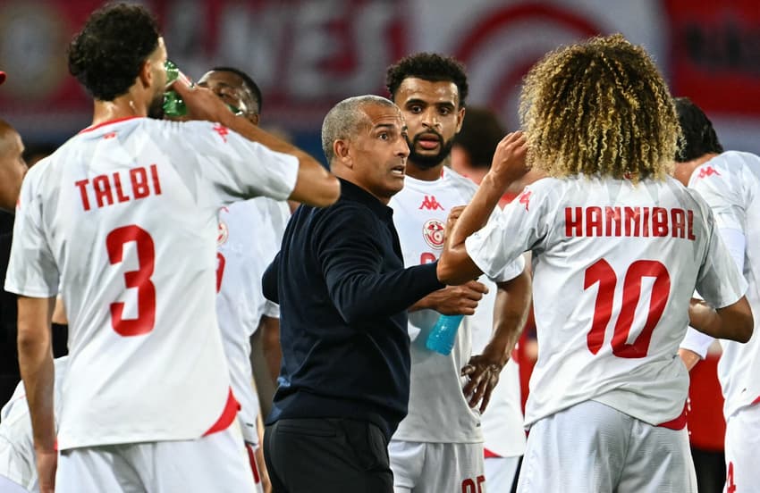 Jogadores da Tunísia se hidratam durante pausa