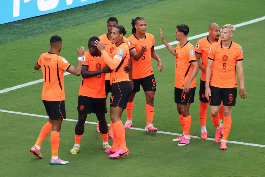Jogadores da Holanda comemoram gol marcado