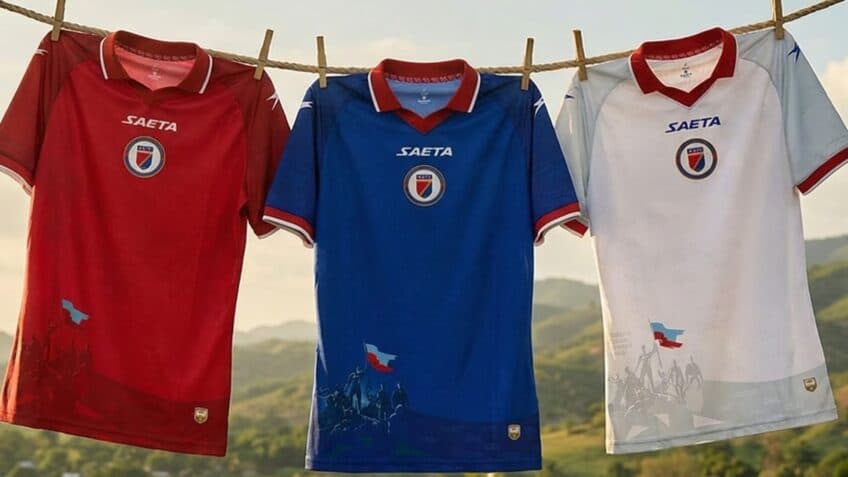 Uniformes do Haiti antes da alteração exigida pela Fifa