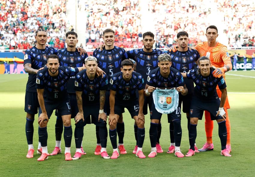 Jogadores do Uruguai perfilados antes da partida contra a Espanha na Copa do Mundo