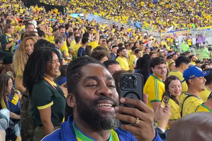 Gabi Martins encontrou Lázaro Ramos durante o amistoso entre Brasil e Panamá no Maracanã