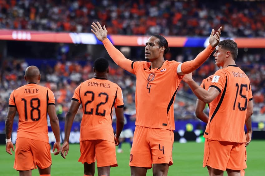 Van Dijk marcou em Holanda x Japão (Foto: Aric Becker / AFP)
