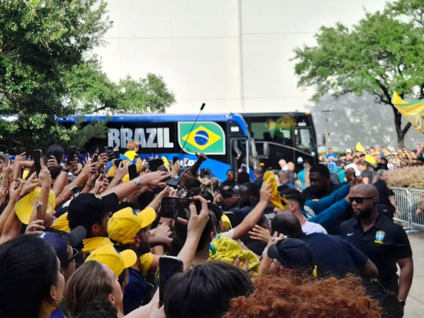 Vestidos de amarelo, torcedores brasileiro recpcional jogadores da Seleção Brasileira no Texas, EUA