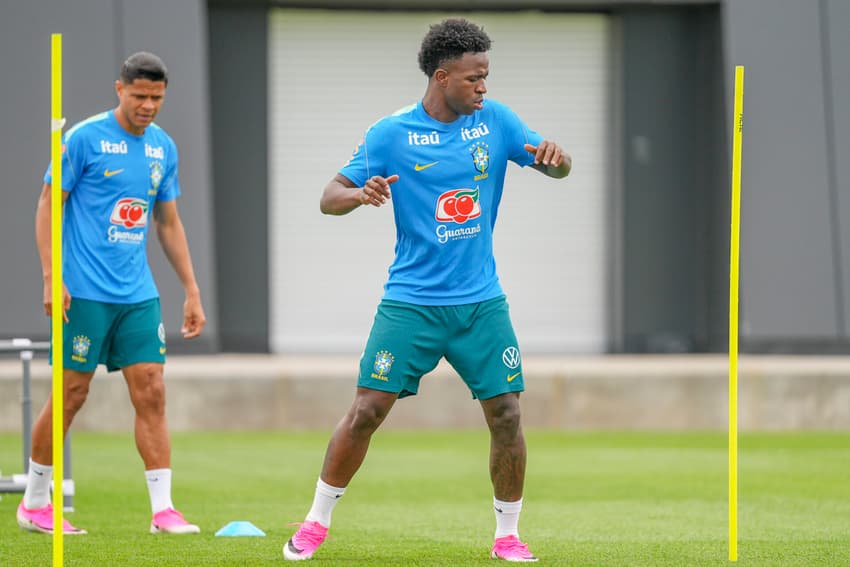 Vini Jr se aquece no treino da Seleção Brasileira (Foto: Rafael Ribeiro/CBF)