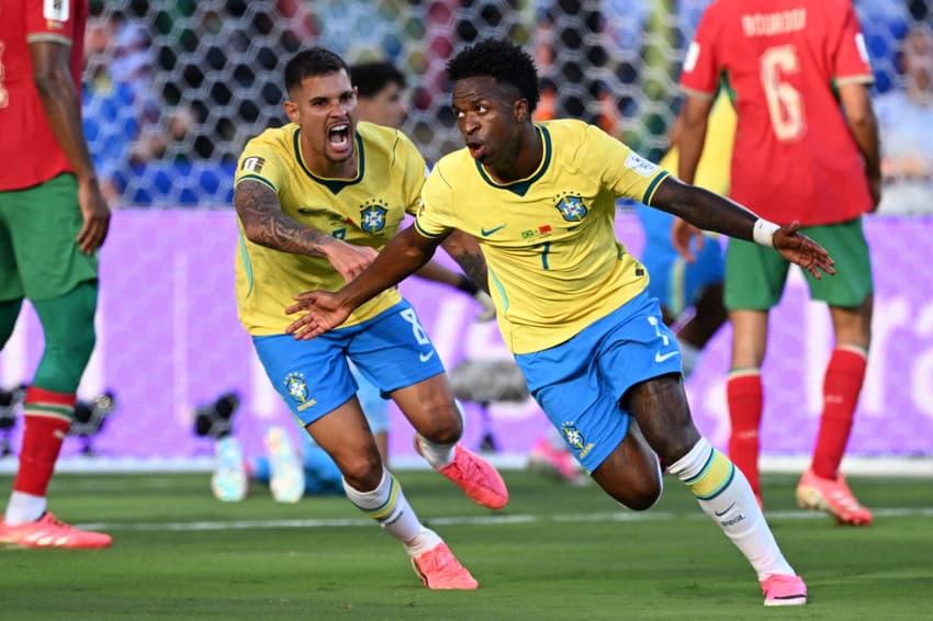 Vini Jr comemora com Bruno Guimarães gol marcado pelo Brasil sobre Marrocos, na estreia da Copa do Mundo