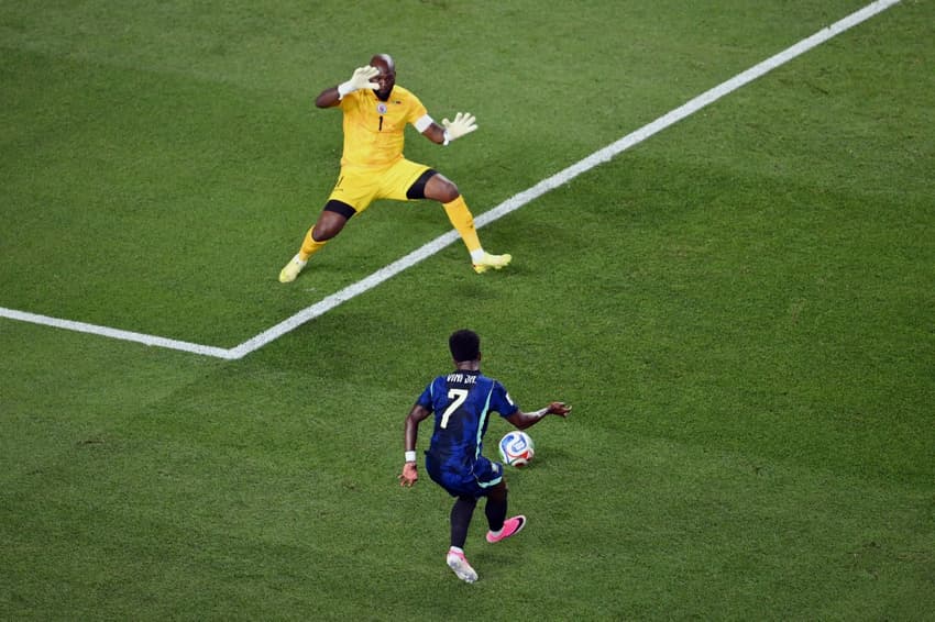 Vini Jr finaliza frente a frente com goleiro do Haiti
