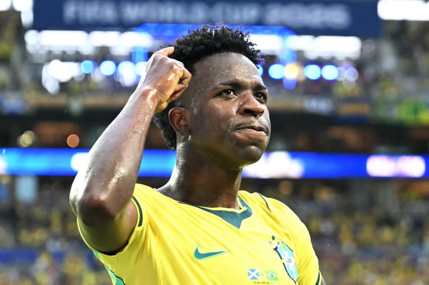 Vini Jr. aponta para a cabeça após fazer o segundo gol do Brasil contra a Escócia