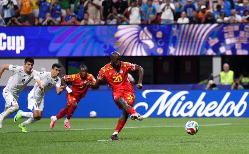 Wissa batendo pênalti contra o Uzbequistão na Copa do Mundo
