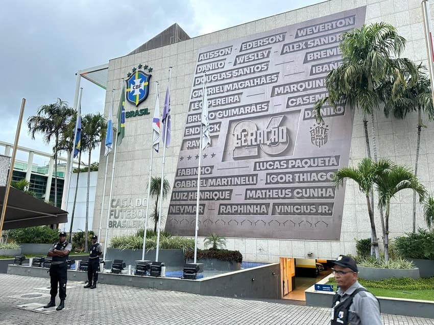 Mural com nomes dos convocados à Copa do Mundo na sede da CBF