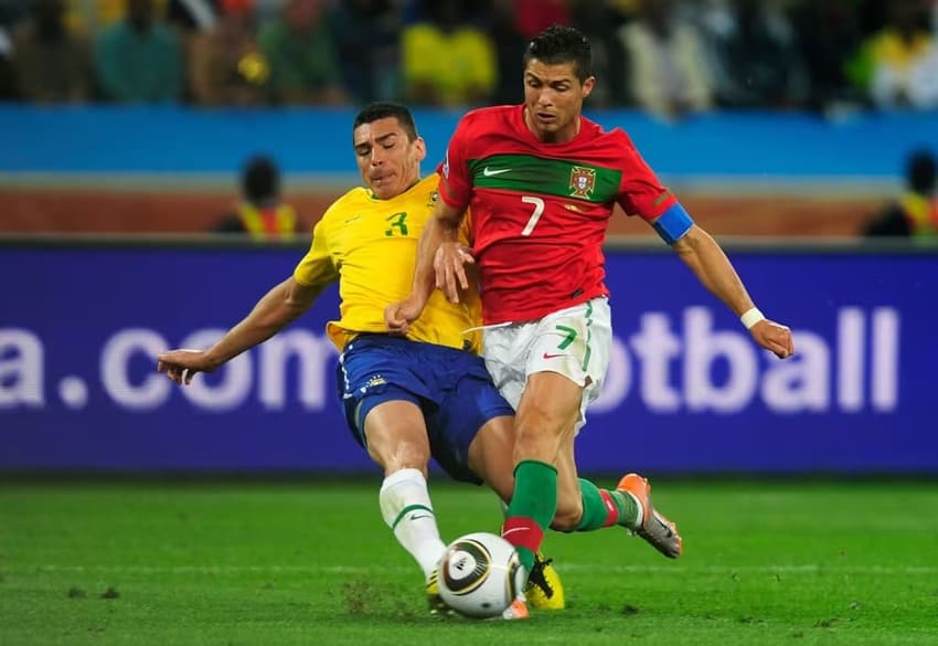Lúcio disputa bola com Cristiano Ronaldo na Copa de 2010. (Foto: Divulgação/FIFA)