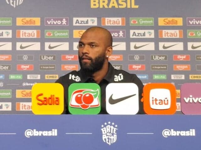 Igor Thiago em coletiva da Seleção Brasileira (Foto: Marcio Dolzan / Lance!)