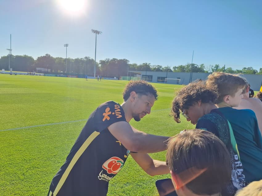 Marquinhos dá autógrafos para torcedores nos EUA (Foto: Marcio Dolzan / CBF)