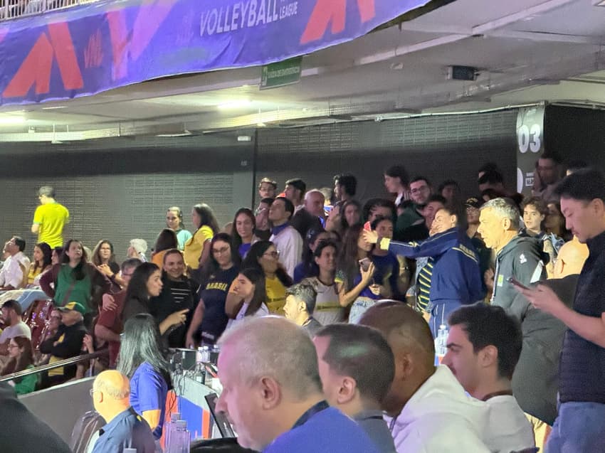 Gabi tira foto com torcedores durante a estreia do Brasil na VNL (Foto: Andressa Simões/Lance!)
