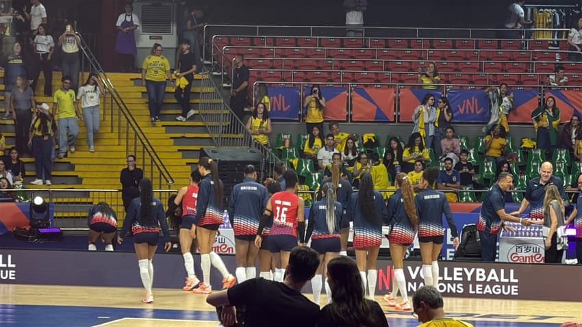 Seleção da República Dominicana inicia aquecimento antes do jogo contra o Brasil pela VNL 2026 (Foto: Andressa Simões/Lance!)