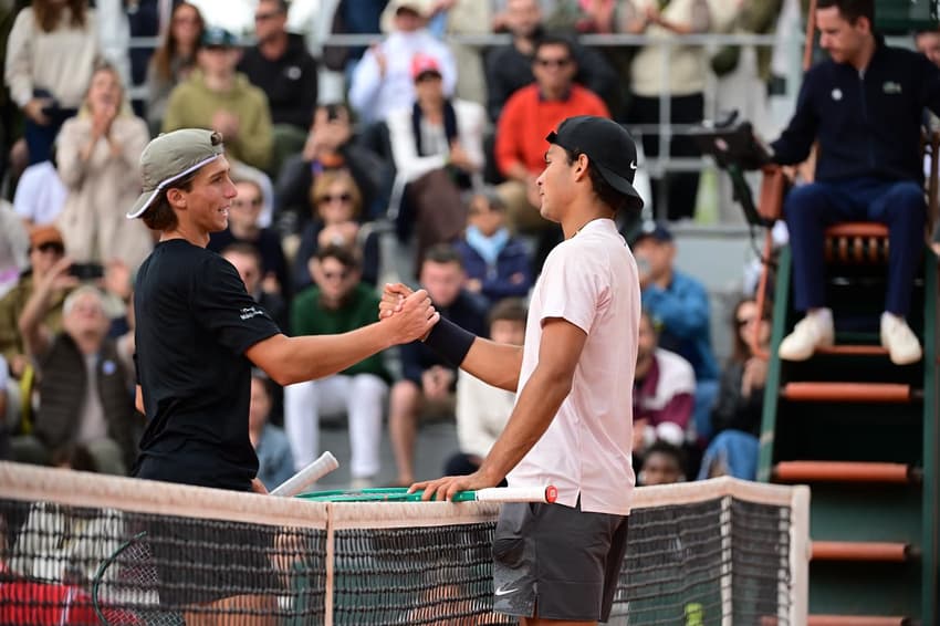 Léo Storck (e) cumprimenta Guto Miguel após a semifinal juvenil de Roland Garros (Foto: Divulgação)