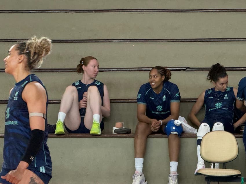 Julia Bergmann, Ana Cristina e Gabi na arquibancada em treino do Brasil para a VNL (Foto: Andressa Simões/ Lance!)