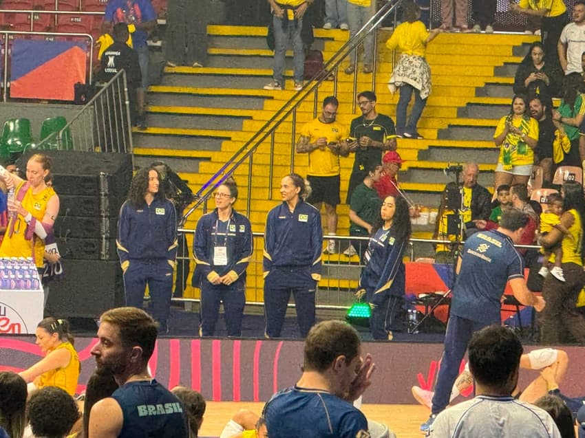 Gabi, Bruninha, Sabrina e Marcelle, não relacionadas para a partida, acompanham o aquecimento das companheiras (Andressa Simões/ Lance!)