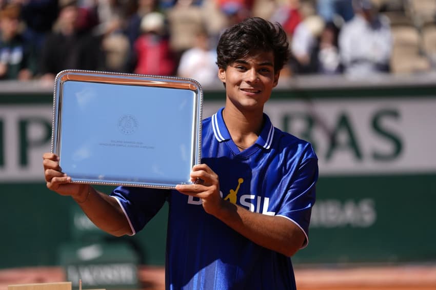 Guto Miguel e o troféu de campeão juvenil de Roland Garros (Foto: FFT)