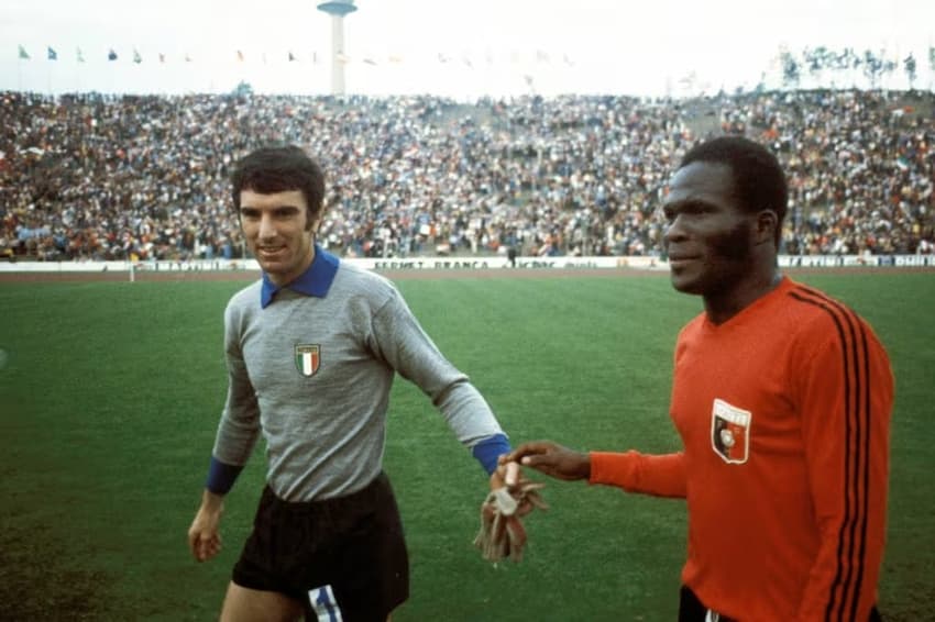 Emmanuel Sanon foi o primeiro jogador haitiano a marcar gol em uma Copa do Mundo. Ao lado dele está o goleiro italiano Dino Zoff, que não sofria um gol há 19 partidas