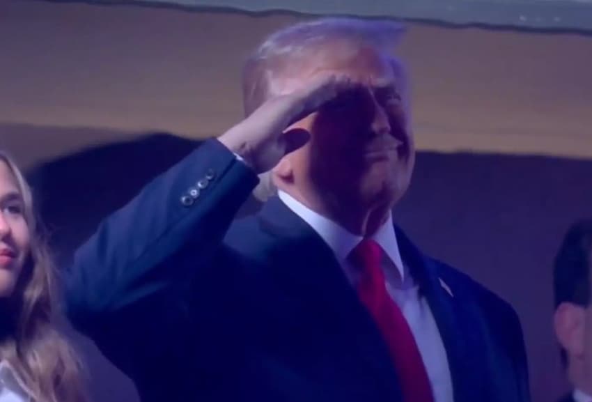Presidente Trump batendo continência durante hino nacional dos EUA