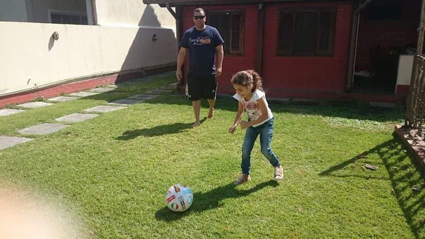 Júlia Arnold, na infância, brincando com a bola. (Arquivo pessoal)