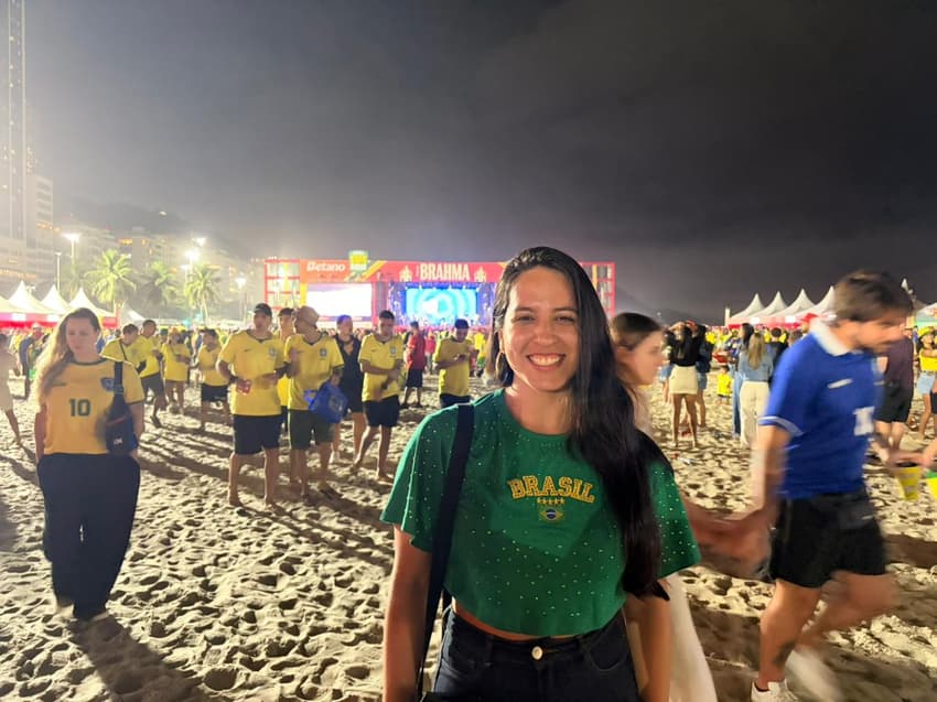 Torcedora Lara lamenta empate do Brasil na estreia na Copa (Foto: Leonardo Bessa/Lance!)