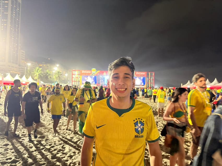 Torcedor Marcello lamenta empate do Brasil na estreia na Copa (Foto: Leonardo Bessa/Lance!)