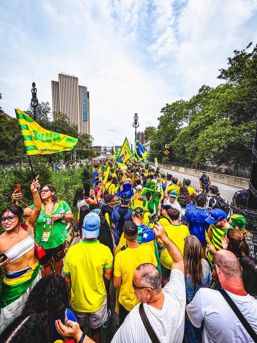 Torcida brasileira fez festa na Ponte do Brooklyn, em Nova York (Foto: Erik Maciel)