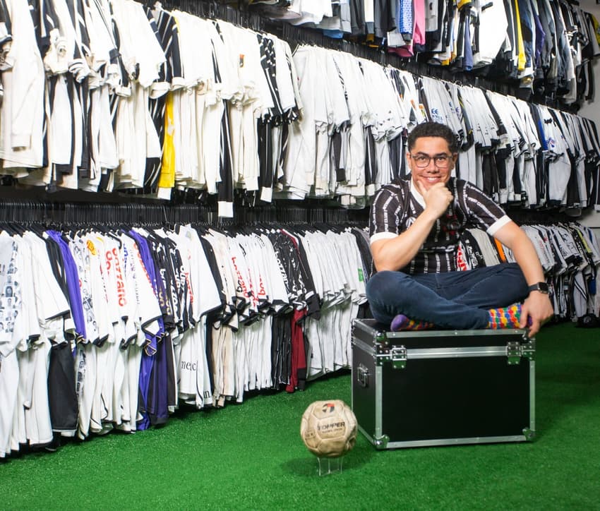 Alambrado Futebol e Cultura inaugura a exposição 'Mantos Campeões', assinada por Cássio Brandão (Foto: Divulgação)