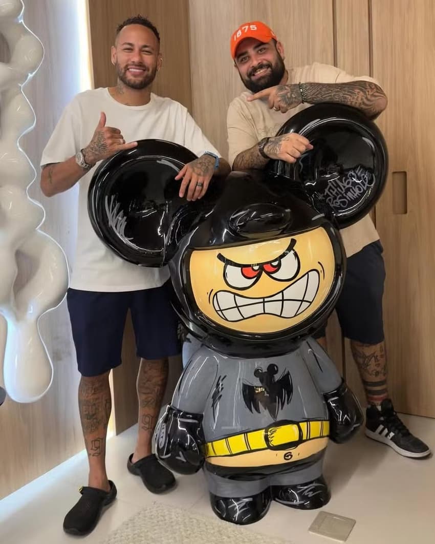 Neymar, ao lado do artista plástico brasileiro Thiago Rosinhole e a obra Budii Toy, adquirida pelo craque.