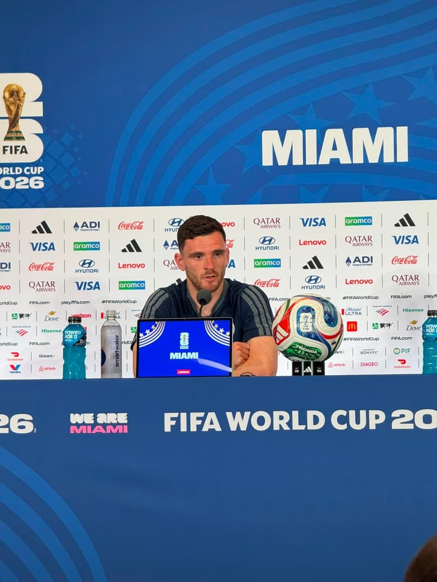 Robertson, lateral da Escócia, em coletiva de imprensa na véspera do jogo contra o Brasil