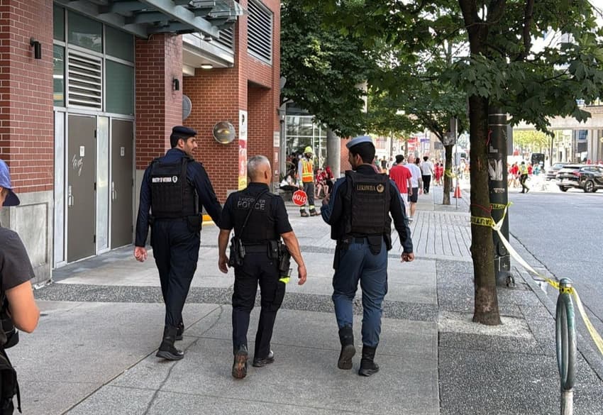 Forças Cataris patrulhando a região do estádio BC Place ao lado de autoridades locais do Canadá, antes da partida entre Canadá e Suíça.