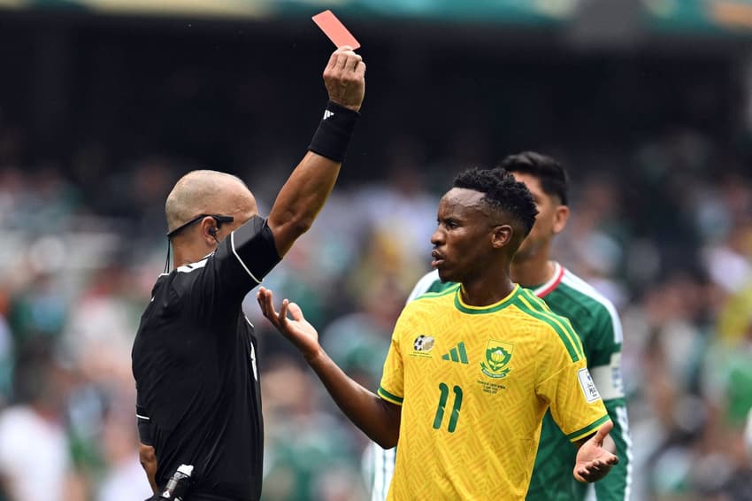 Wilton Pereira Sampaio expulsa jogador em México x África do Sul (Foto: Yuri CORTEZ / AFP)