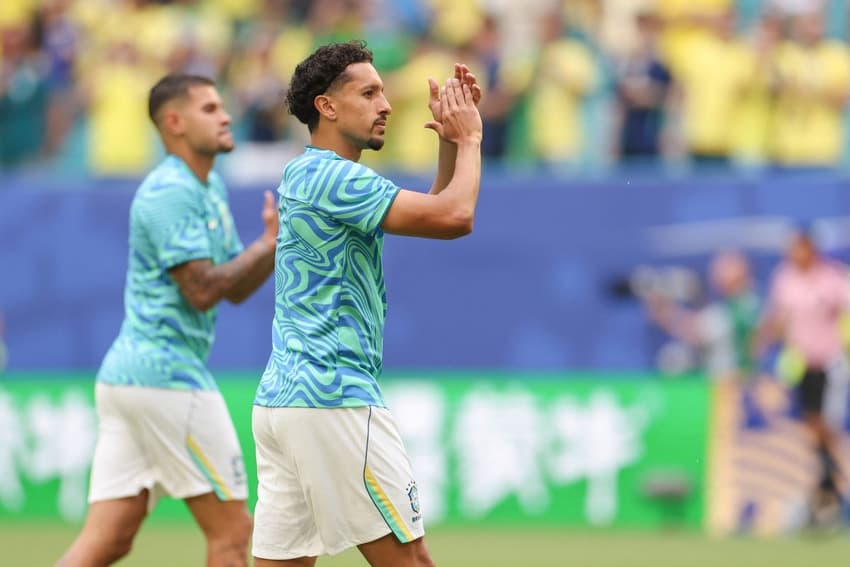 Zagueiro Marquinhos aplaude a torcida em Miami 