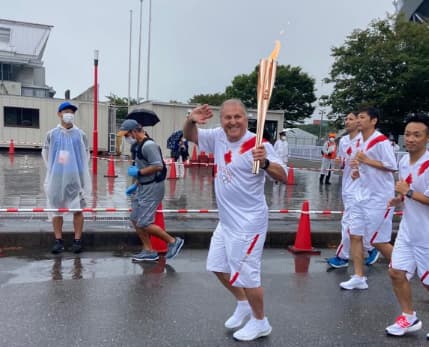 Zico com a tocha olímpica na Olimpíada de Japão