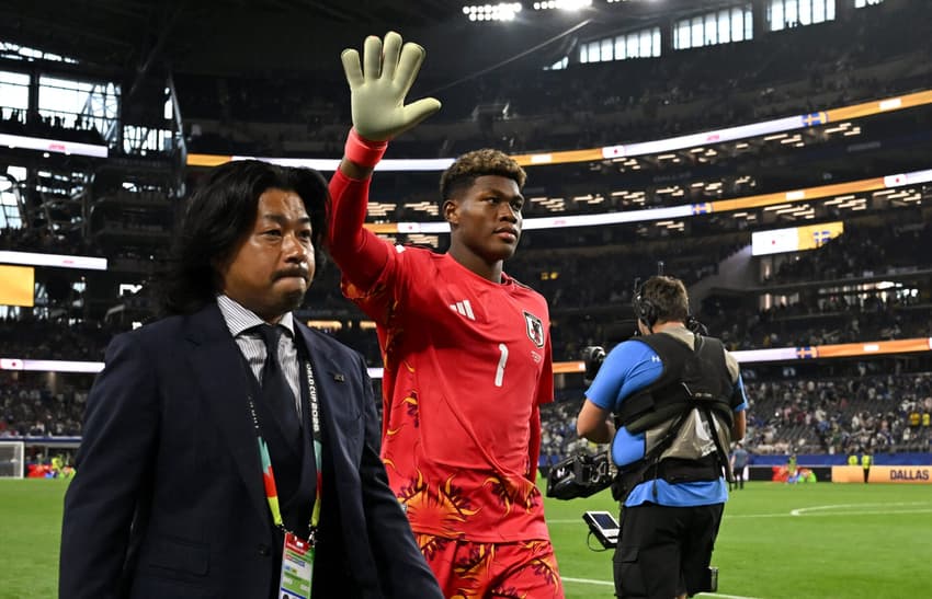O goleiro do Japão, Zion Suzuki (nº 01), acena ao deixar o gramado ao final da partida de futebol contra a Suécia pelo Grupo F da Copa do Mundo de 2026, no Dallas Stadium, em Arlington (Foto: Paul Ellis / Afp)
