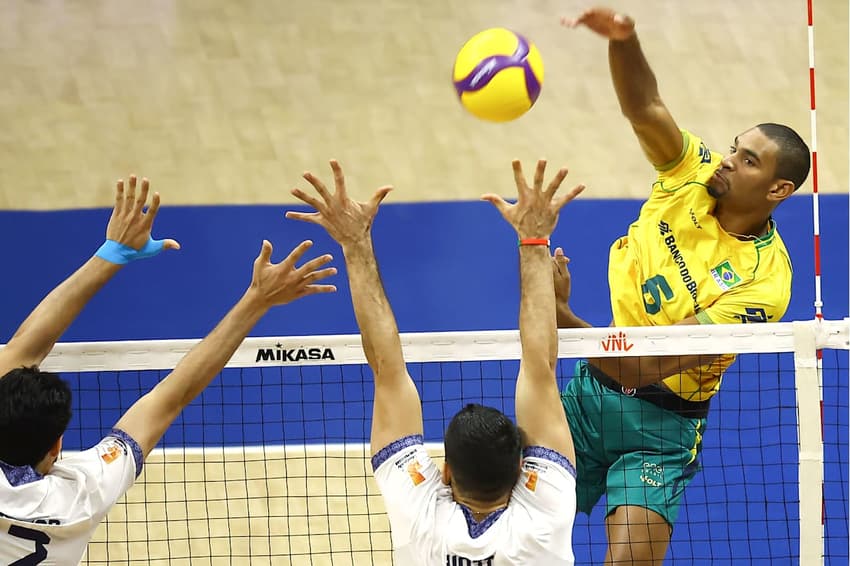 Adriano ataca em Brasil x Irã pela VNL 2026 (Foto: Volleyball World)