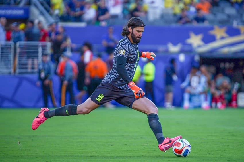 Alisson, durante estreia do Brasil na Copa do Mundo; depois do preto, camisa do goleiro será verde, não vermelha como estava previsto (Foto: Rafael Ribeiro/CBF)